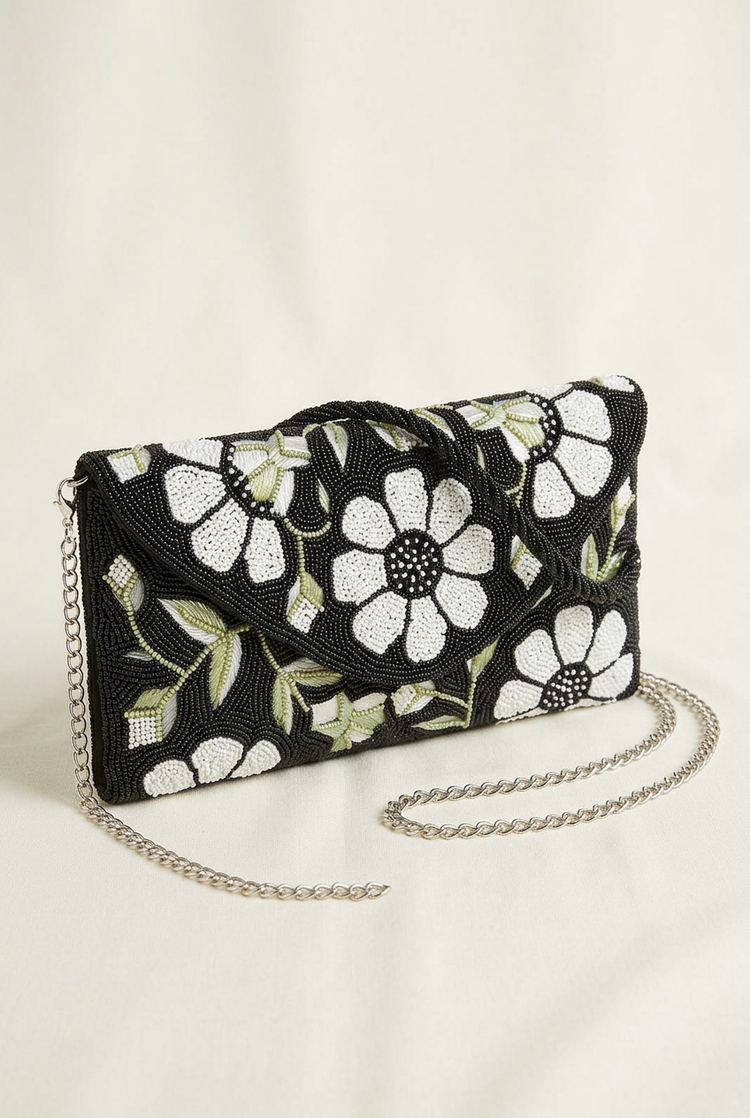 Daisy Noir angled studio view